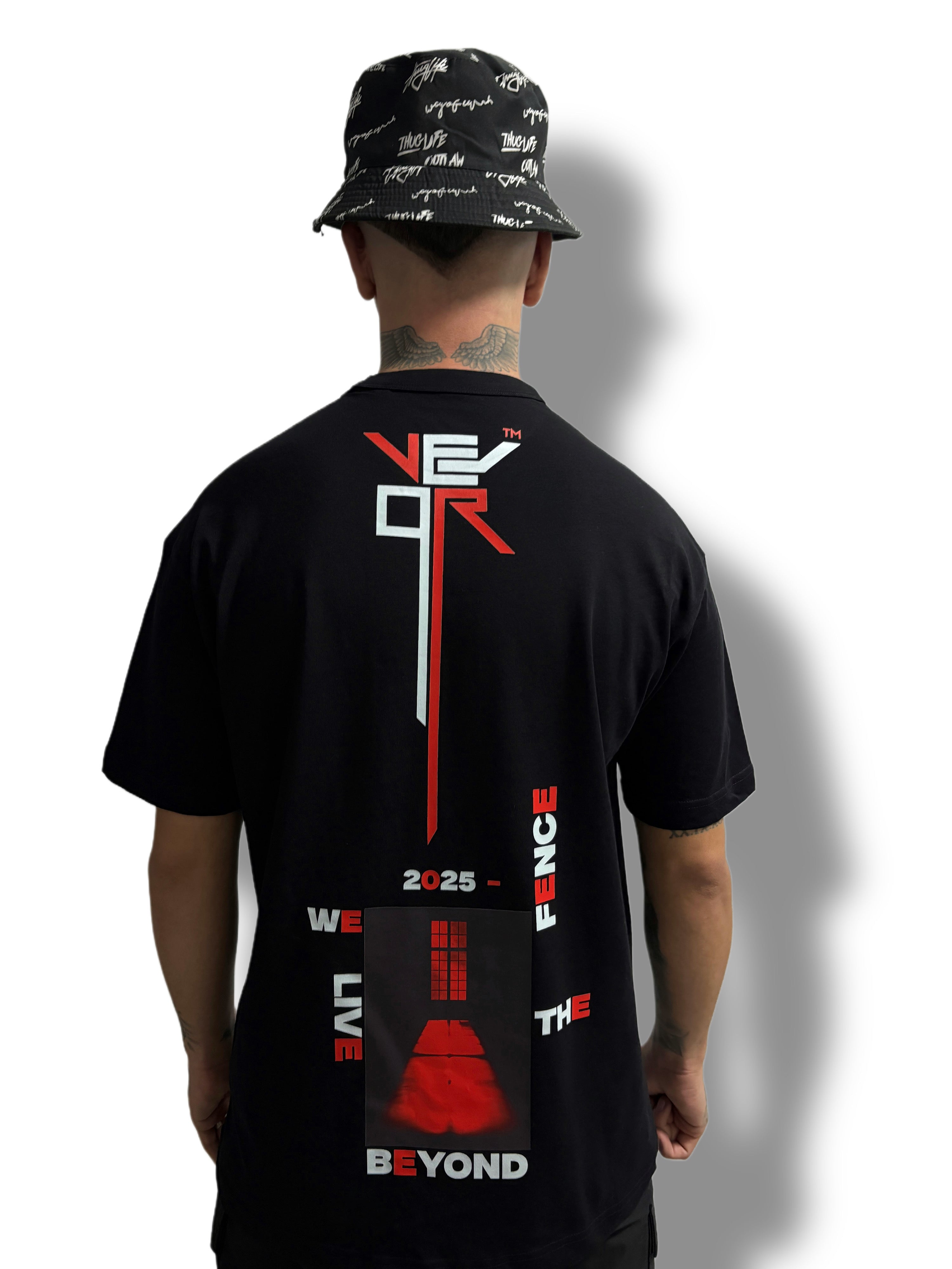 VEJOR “BEYOND THE FENCE”Oversized Tee / 25.00 €