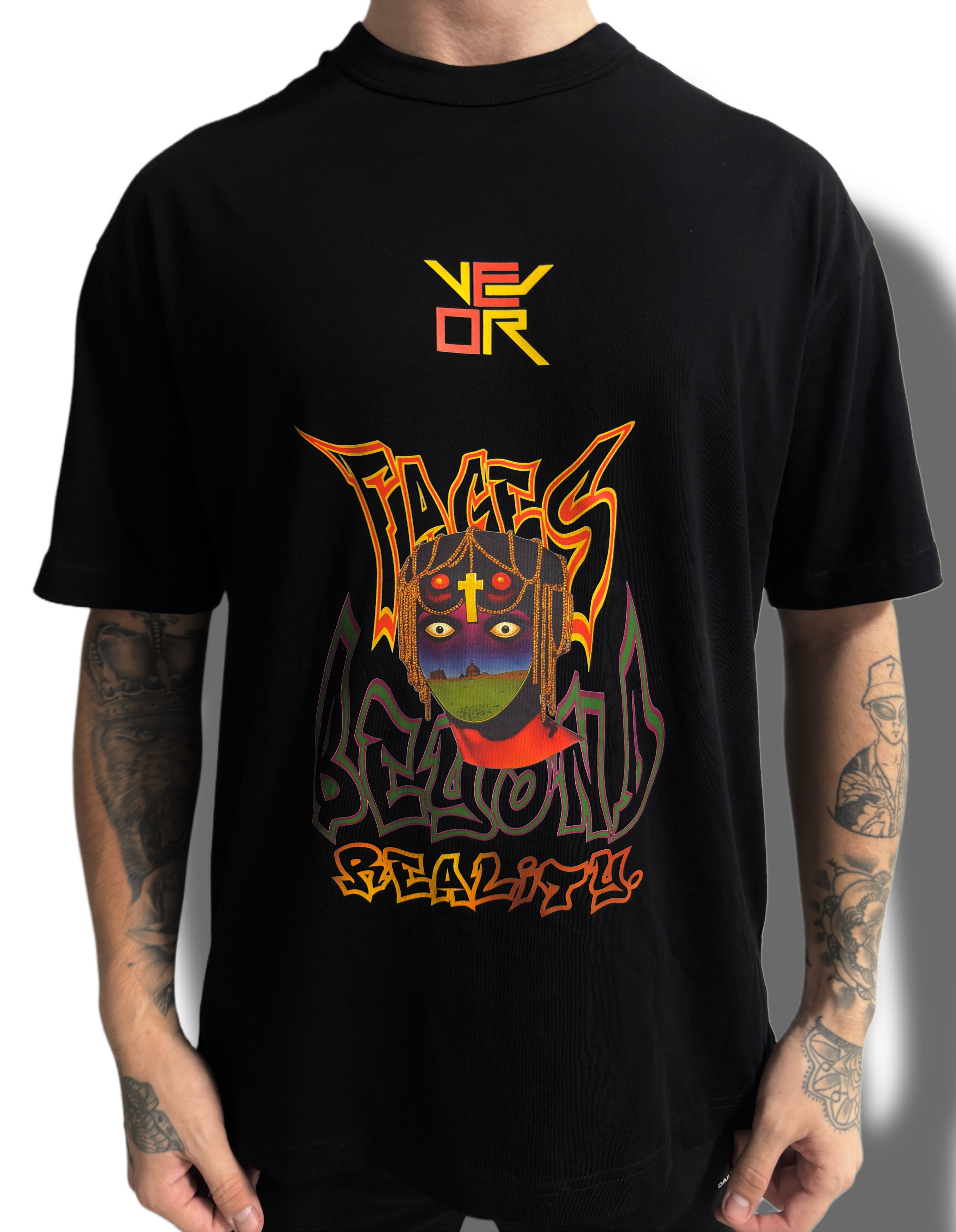 VEJOR “FACES BEYOND REALITY”Oversized Tee / 25.00 €
