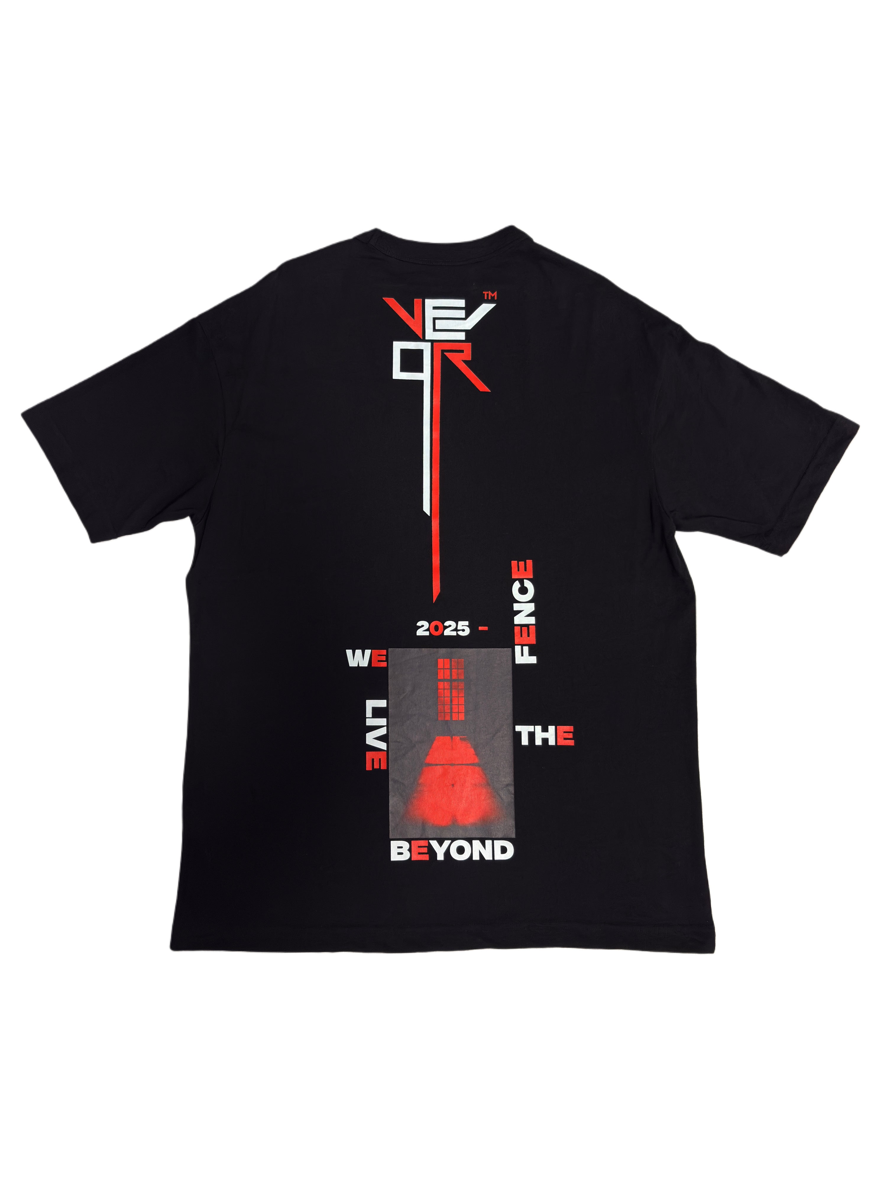VEJOR “BEYOND THE FENCE”Oversized Tee / 25.00 €